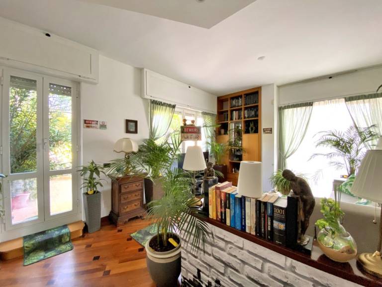 Apartment with hot tub — photo 3
