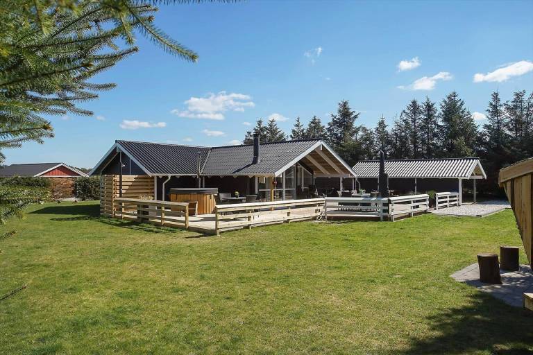 Fully equipped beautiful house with garden, sauna & terrace | Pet-friendly in Lokken