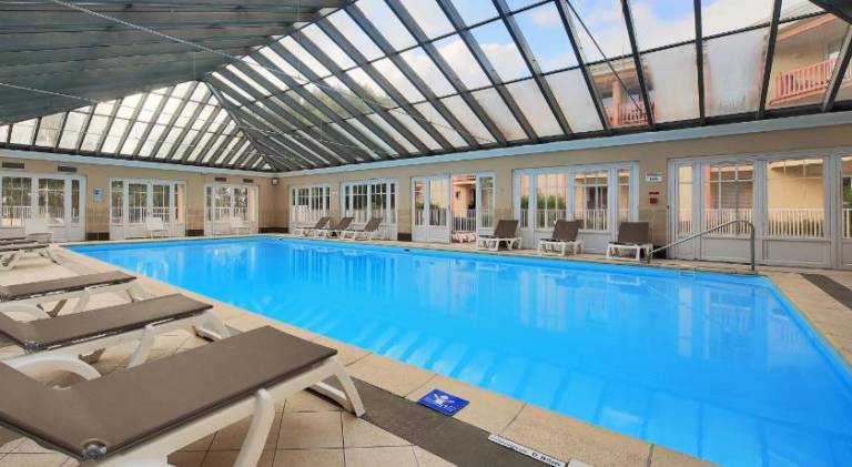 Pleasant serviced apartment with yard, patio & pool | Dogs allowed — photo 3