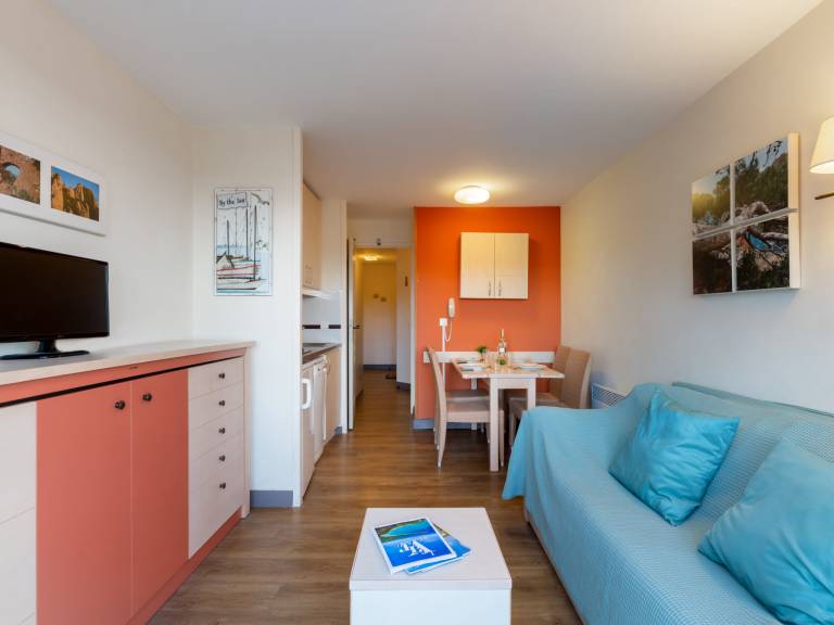 Rental apartment with yard, pool & terrace — photo 3
