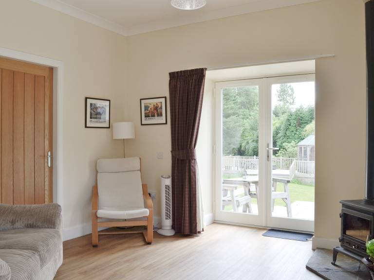 Cottage with garden — photo 3