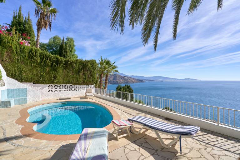 Fully equipped villa with garden, terrace & pool | Beach view | Beach nearby | Perfect for remote work | Pets allowed in Granada