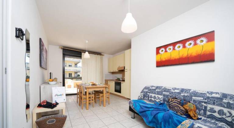 Serviced apartment with terrace | Next to the beach | Good for workation | Pets allowed — photo 2