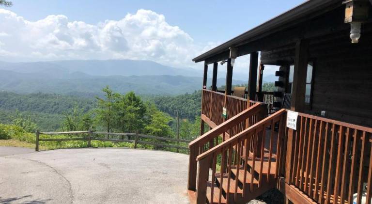 Big house with hot tub | Pets are welcome in Sevierville, TN
