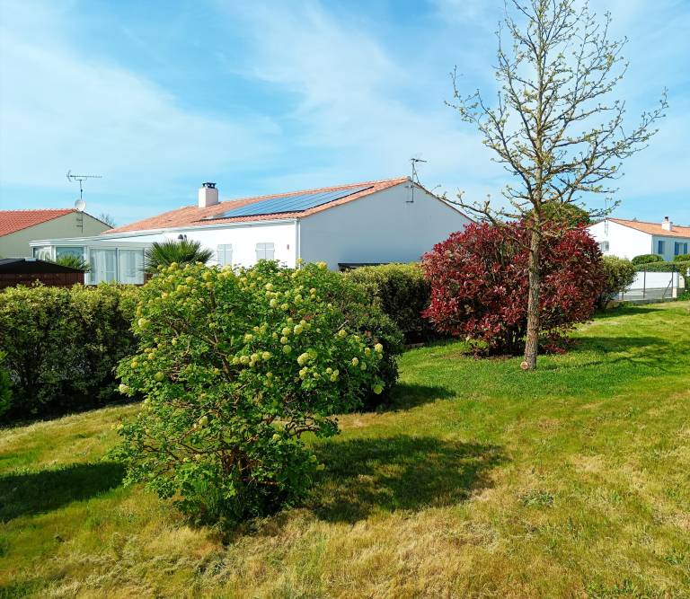 Vacation home with yard, terrace & barbeque — photo 3