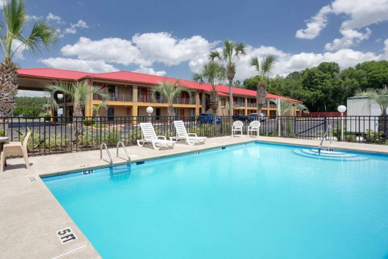 Super 8 By Wyndham Defuniak Springs — photo 2