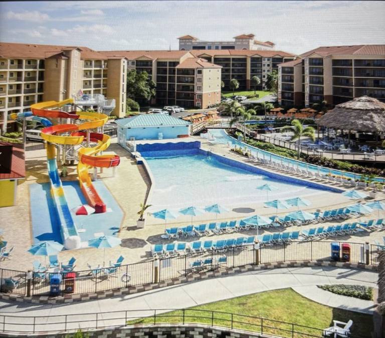 Resort Emerald Island