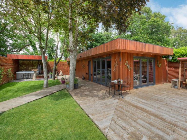Lovely lodge with hot tub & garden | Pets allowed in Lymington