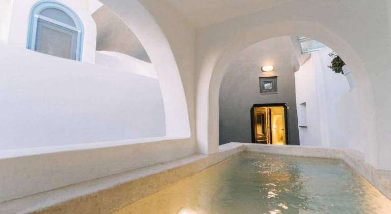 Villa with pool, hot tub & patio — photo 5