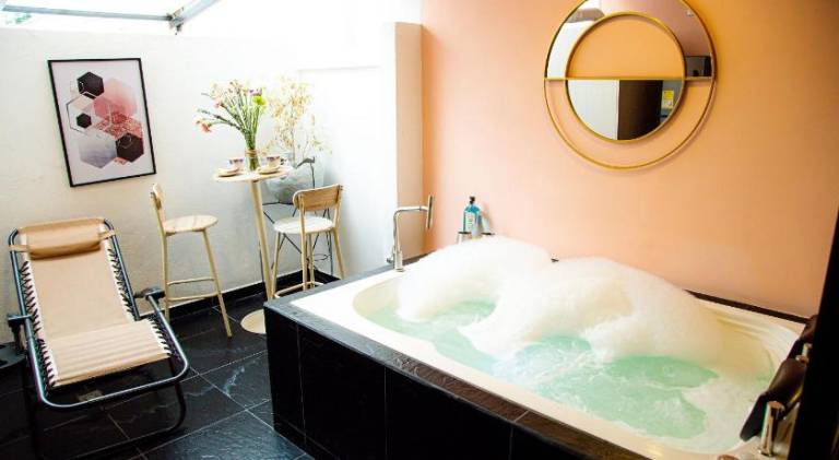 House with jacuzzi, BBQ & garden | Close to Lleras Park — photo 4