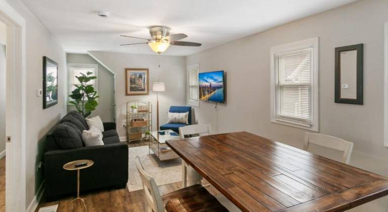 Modern Apt in DT Libertyville near Naval Base — photo 3