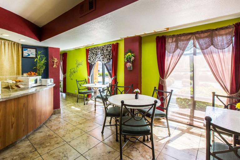 Econo Lodge Inn & Suites Macon North — photo 4