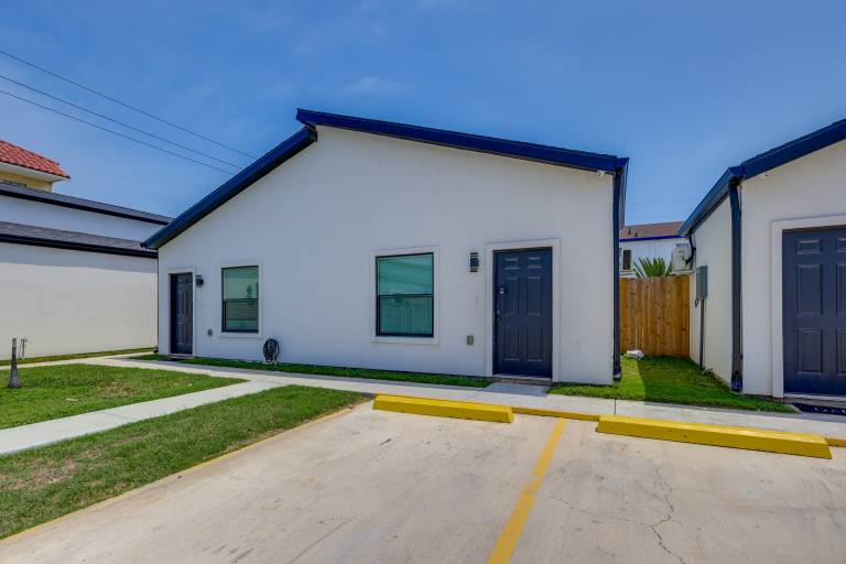 Beach, Bars & Bites Nearby! Prime South Padre Unit — photo 5