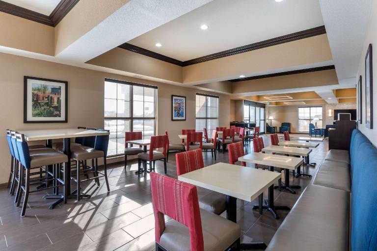 Comfort Inn & Suites Cedar Rapids CID Eastern Iowa Airport — photo 4