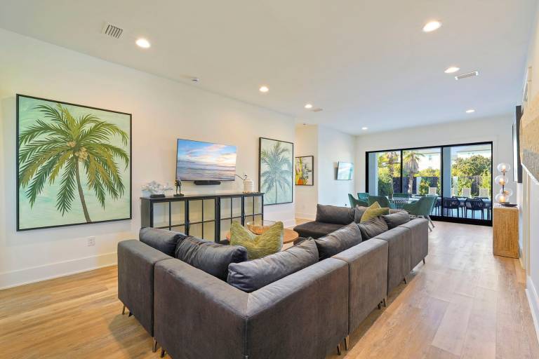 Scarlett's Beach Heaven - Luxury Beach House with Rooftop Views and Pool — photo 4