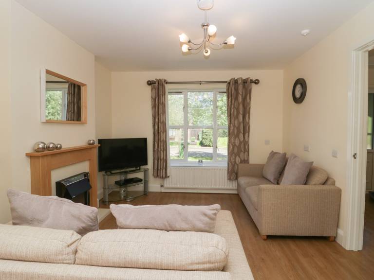 Cottage with garden — photo 2
