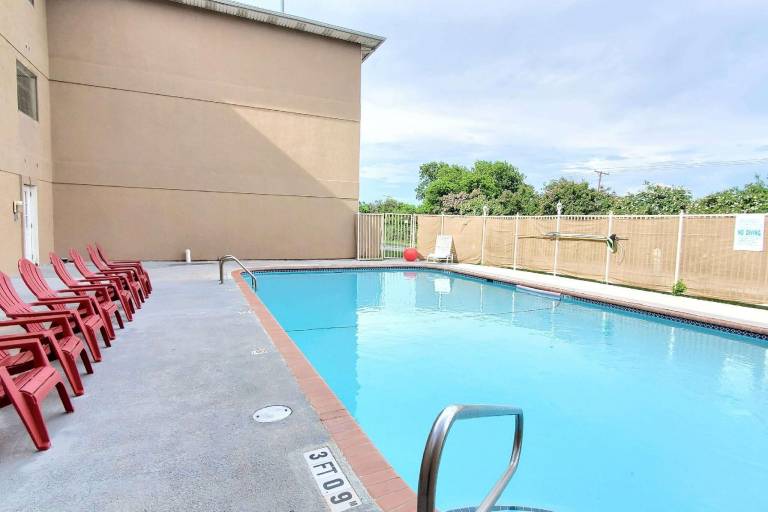 Super 8 by Wyndham Temple I-35 — photo 3