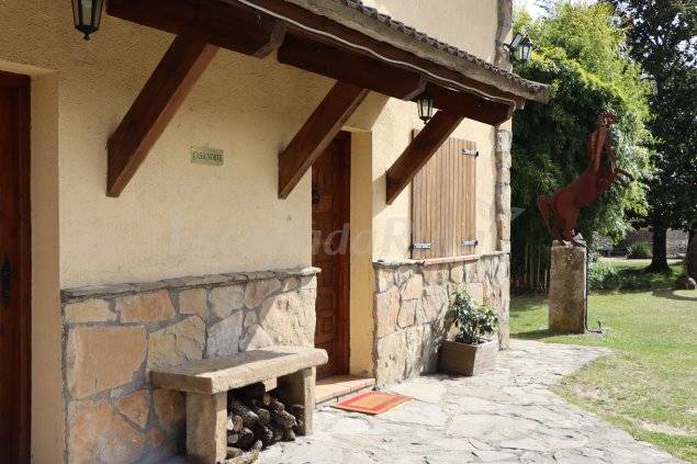 Cottage with pool, garden & grill | Garden view — photo 4