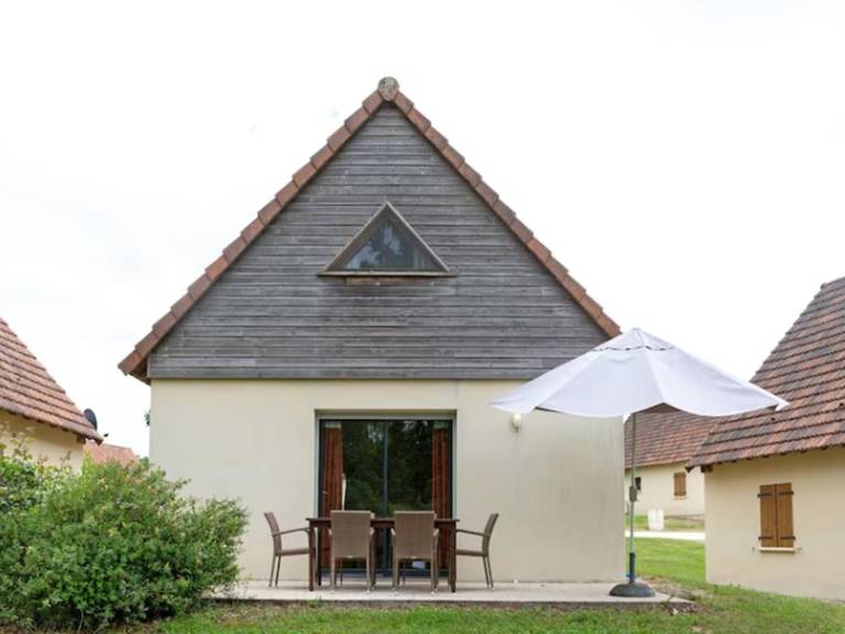 Beautiful house in a holiday park with a pool — photo 5