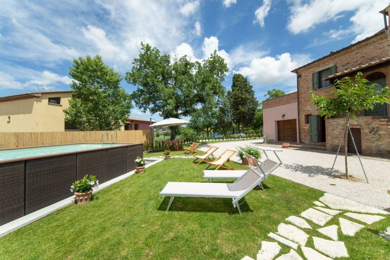 Villa with sauna, yard & hot tub | City view — photo 3