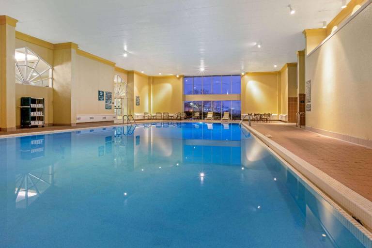 La Quinta Inn & Suites by Wyndham Appleton College Avenue — photo 2