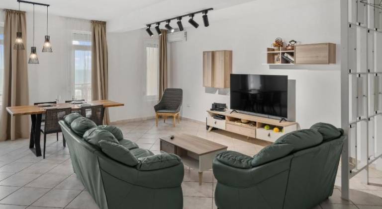 Holiday apartment with pool — photo 2