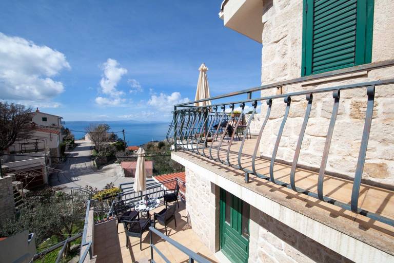 Vacation home with BBQ, jacuzzi & terrace | Sea view — photo 3