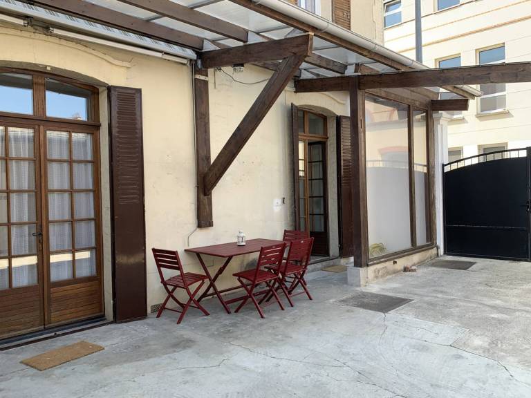 Cozy Stay in Reims with Parking and Private Terrace — photo 3