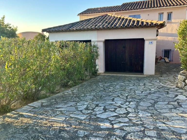 House with pool — photo 4