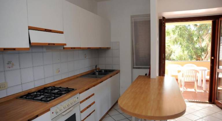 Pleasant serviced apartment with patio & yard | Pets allowed — photo 5