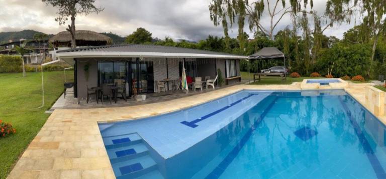 Children-friendly house with yard & patio | Pets allowed in Calima