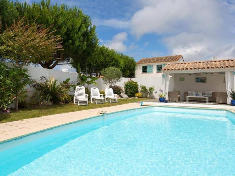 Villa with patio & private pool | Pets allowed — photo 2