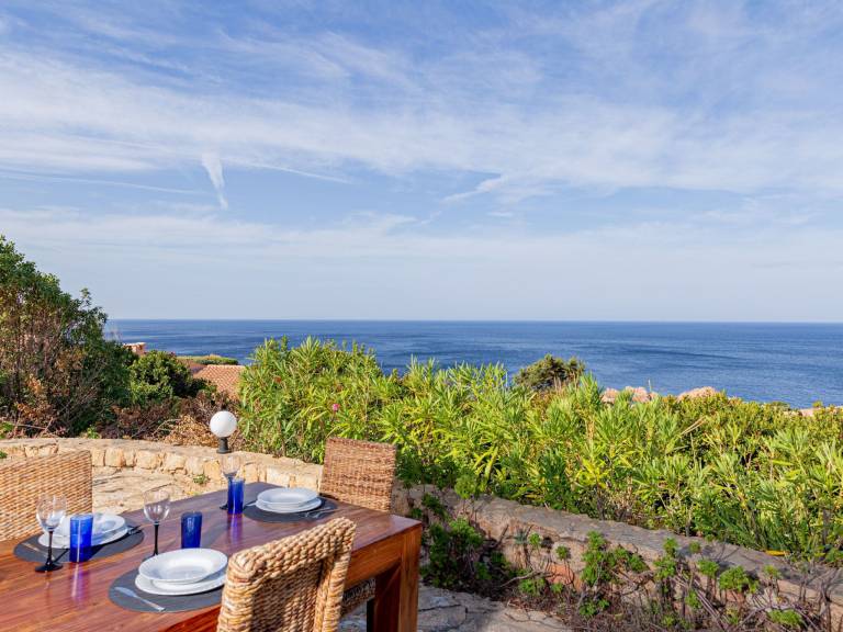 T&uuml;rkisfarbene Villa mit Terrasse und Meerblick