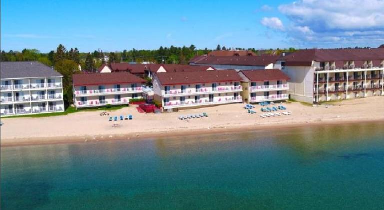Super 8 By Wyndham Mackinaw City/Beachfront Area — photo 3