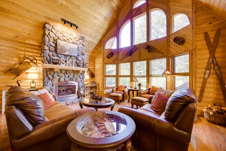 Spacious Packwood Cabin w/ Hot Tub - Near River — photo 2