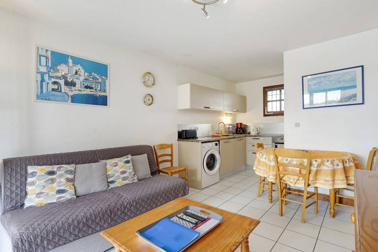 Apartment "Les Orphies" with Private Terrace, Shared Garden and Wi-Fi in Royan
