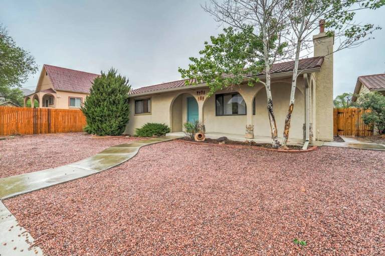 5BD Two Homes Firepit Great Family Vacation Area in Manitou Springs, CO