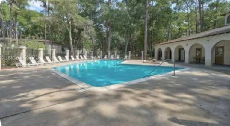 House with pool — photo 3