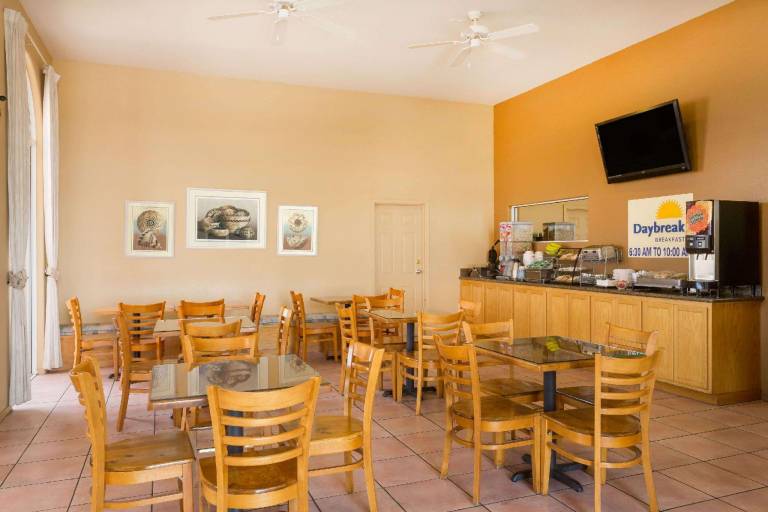 Days Inn by Wyndham Bullhead City — photo 4