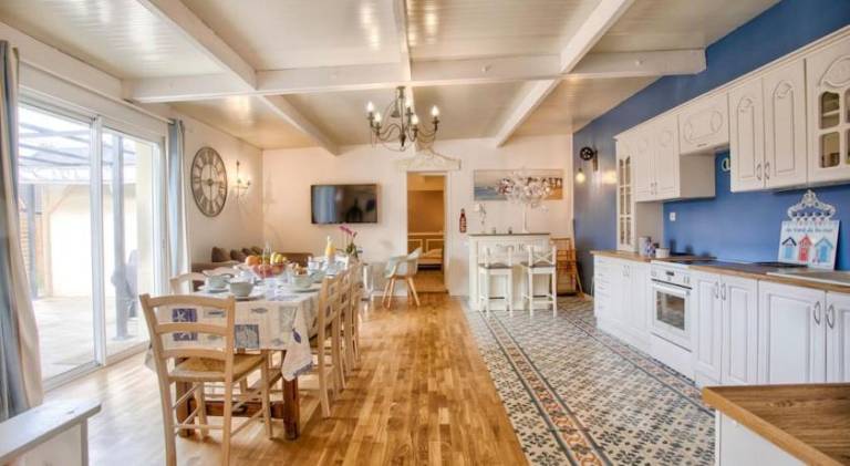 Pleasant house with yard, grill & hot tub | Next to the beach | Pet-friendly — photo 3