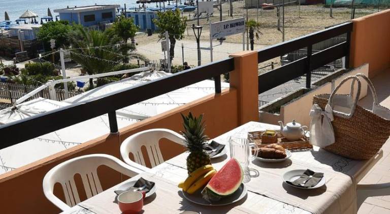 Serviced apartment with terrace | Next to the beach | Good for workation | Pets allowed in Montesilvano