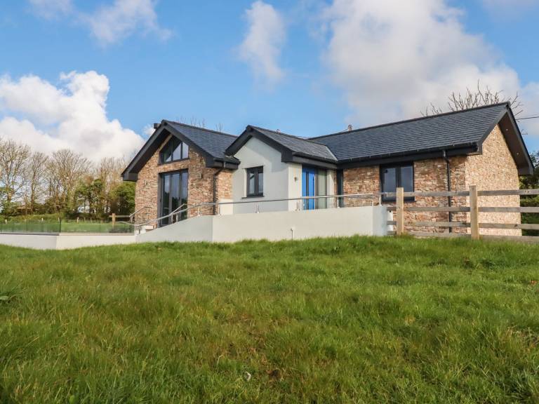 Family-oriented lovely cottage with yard | Beach view | Pet-friendly in Newquay