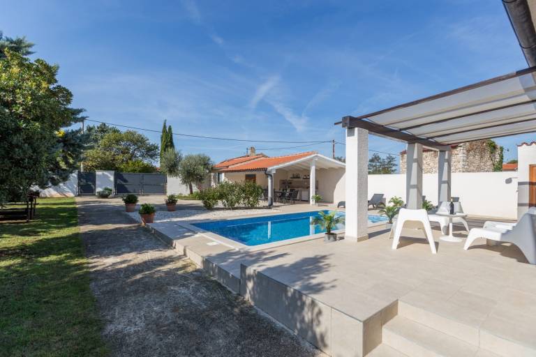 Family-oriented pleasant villa with private pool, patio & barbeque | Pool view | Pet-friendly — photo 3