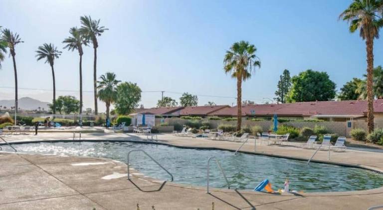 Vacation home with pool — photo 4
