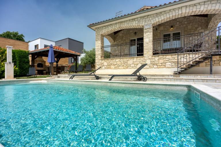 Villa with terrace, private pool & yard — photo 3