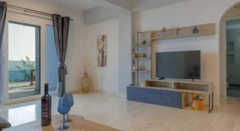 Villa with terrace, private pool & yard — photo 4