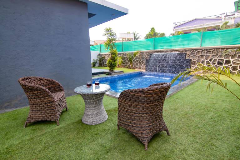 Villa with pool | Water view — photo 3