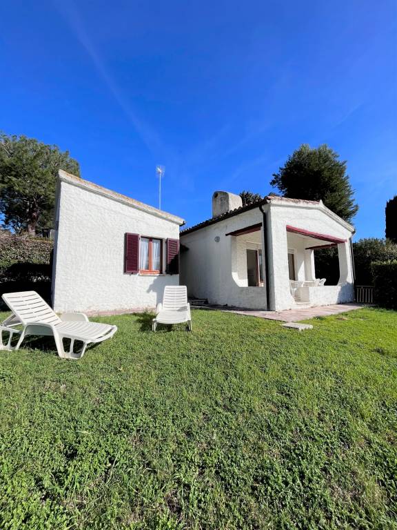 Villa with yard — photo 2
