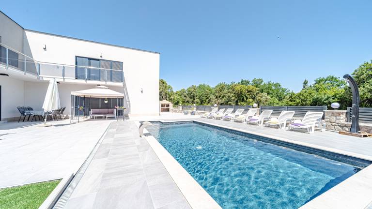 Villa with barbecue, yard & private pool — photo 3