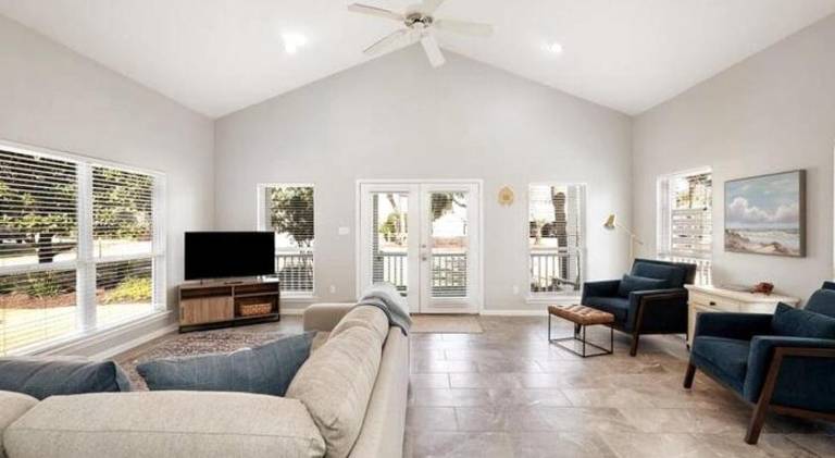 Big vacation home with pool | Pet-friendly — photo 3